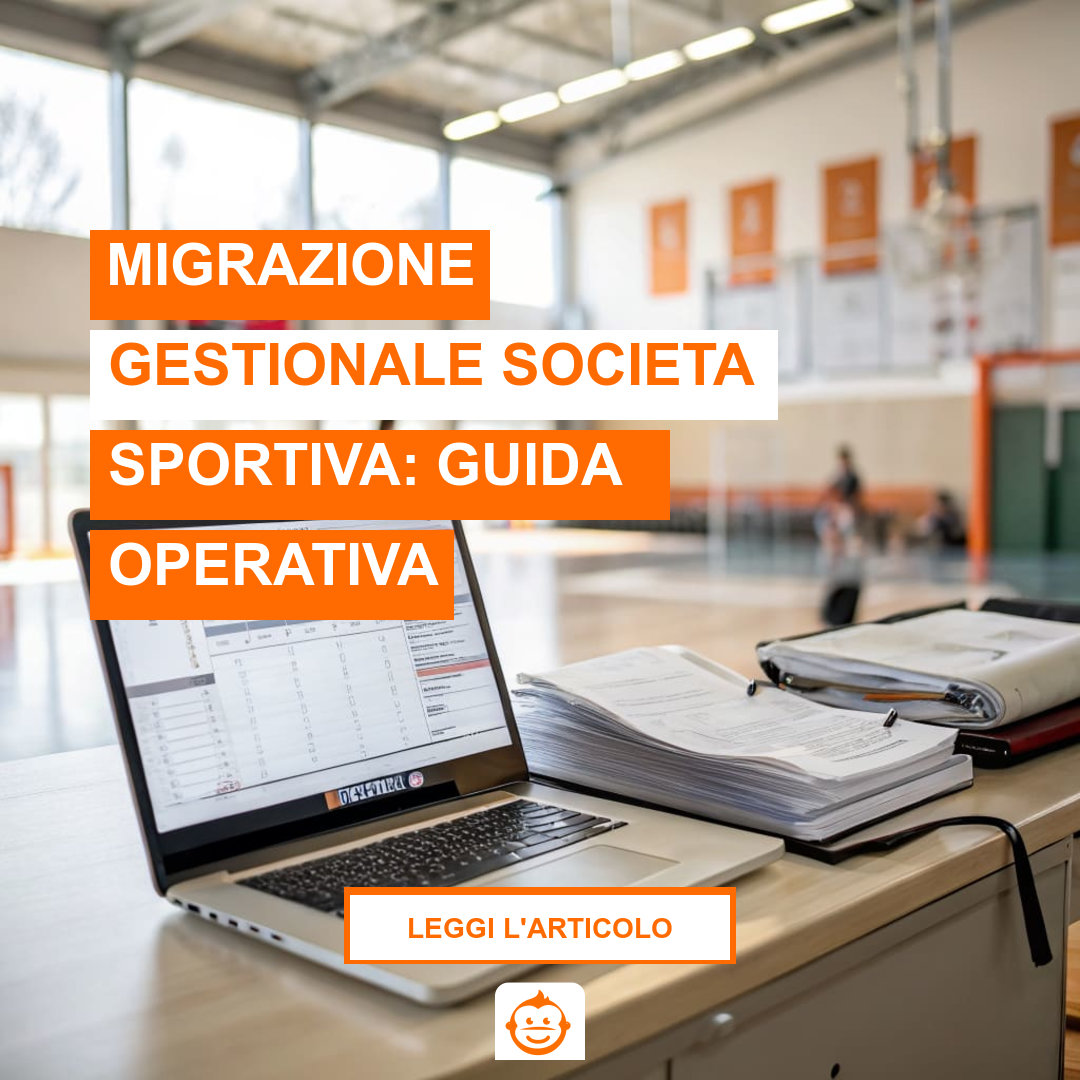 Scrivania segreteria società sportiva durante migrazione gestionale da Excel a software digitale con laptop e documenti