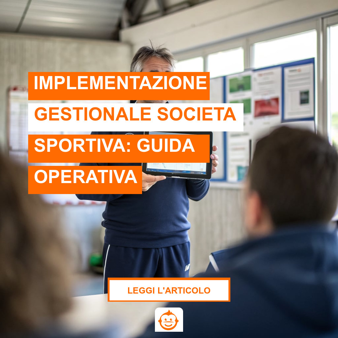 Demo avanzata gestionale società sportiva: scrivania di segreteria con laptop e documenti in palestra polivalente