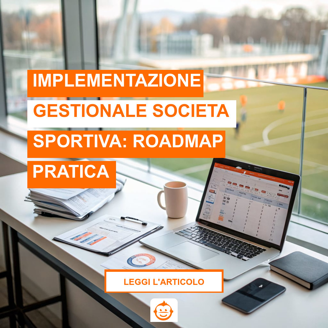 Implementazione gestionale società sportiva: scrivania segreteria con laptop e dashboard software per gestione iscrizioni e pagamenti